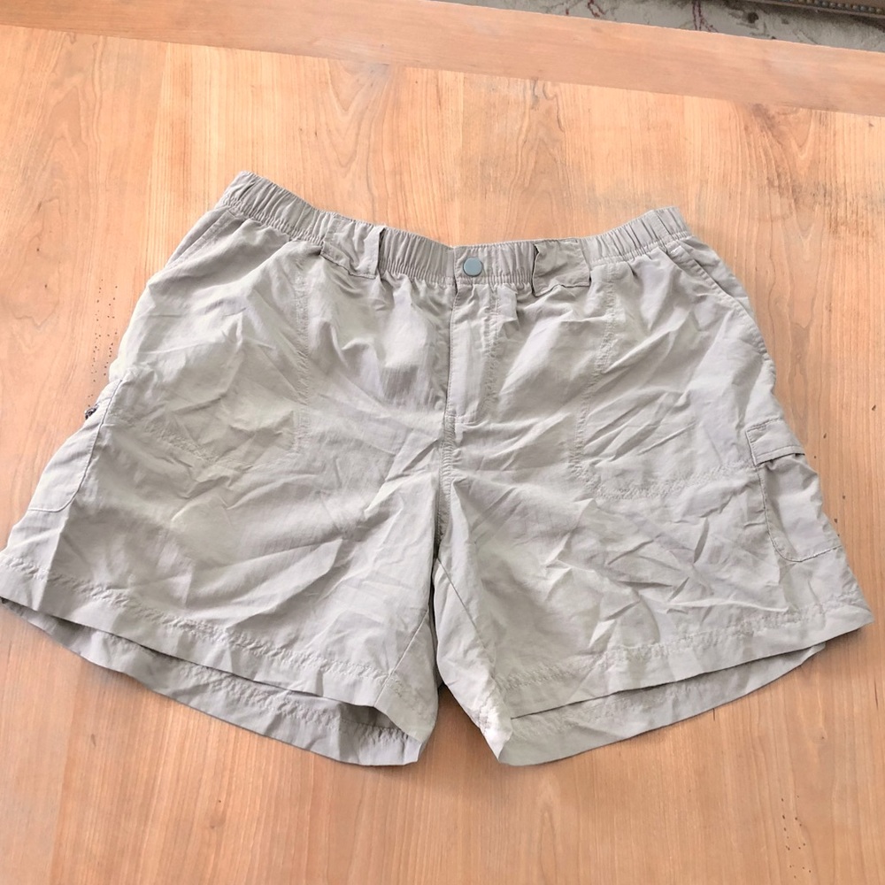 Columbia PFG men’s size large khaki cargo utility shorts